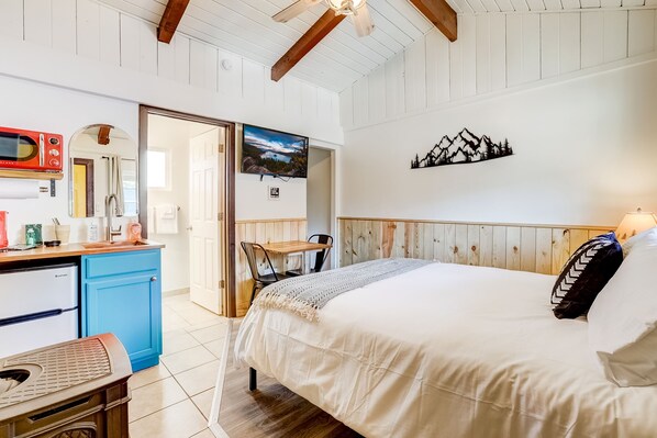 1 bedroom, desk, WiFi, bed sheets