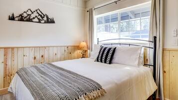 1 bedroom, desk, WiFi, bed sheets