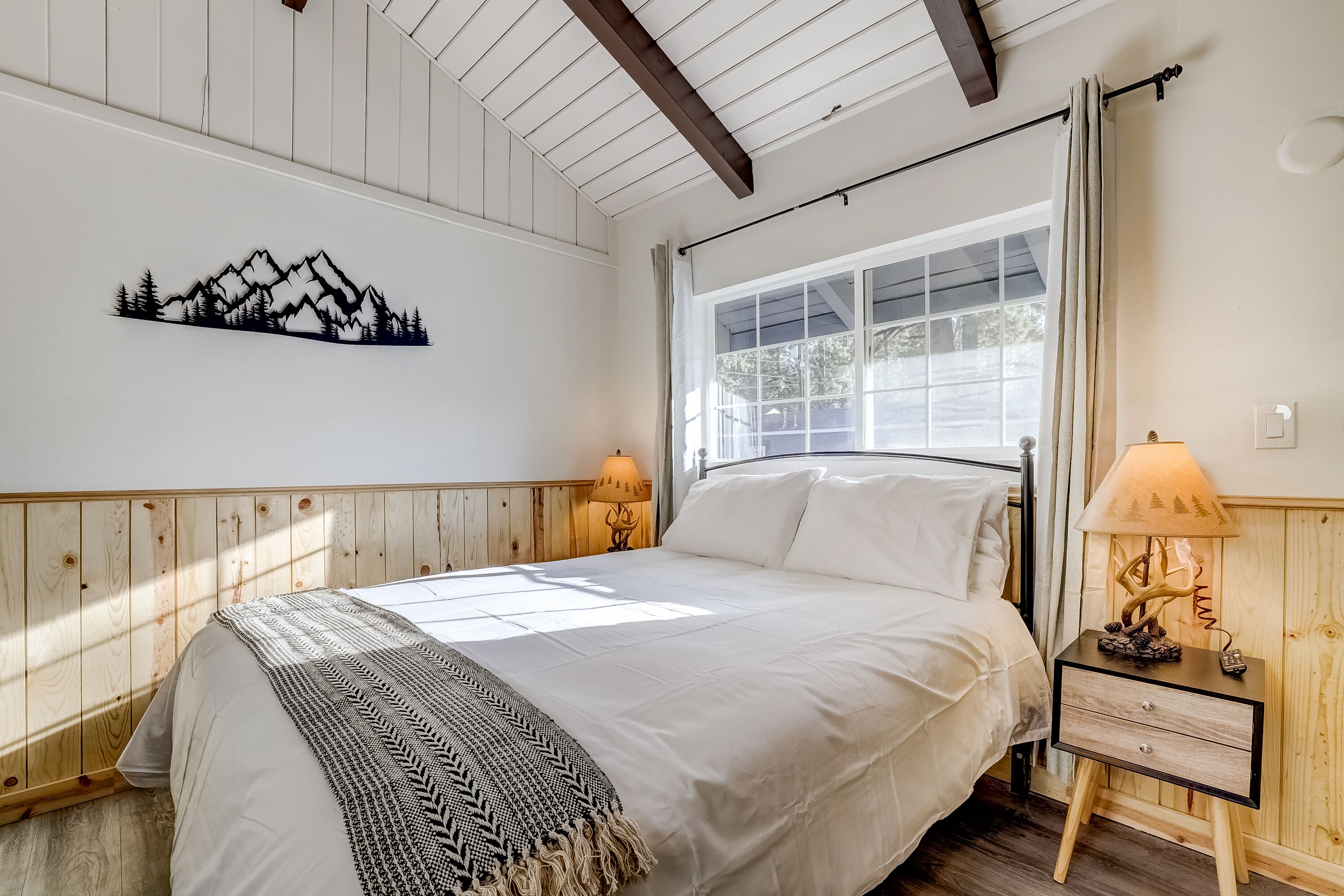 1 bedroom, desk, WiFi, bed sheets