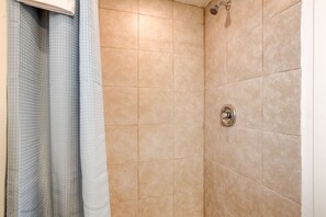 Dusche, Haartrockner, HandtĂŒcher