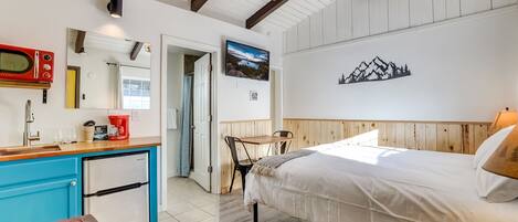 1 bedroom, desk, WiFi, bed sheets