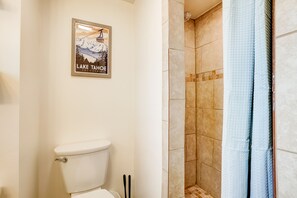 Douche, séchoir à cheveux, serviettes fournies