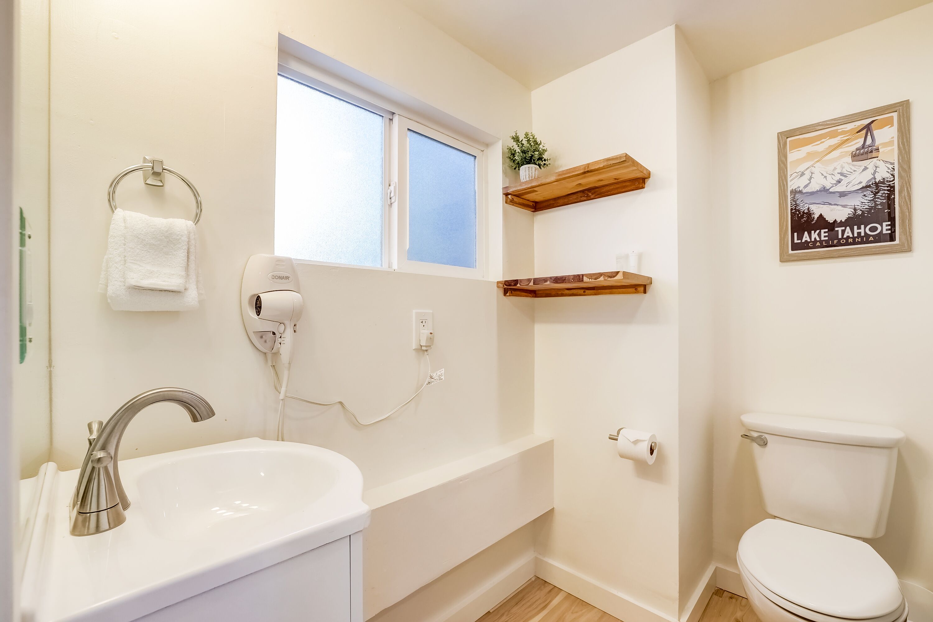 Douche, sèche-cheveux, serviettes fournies