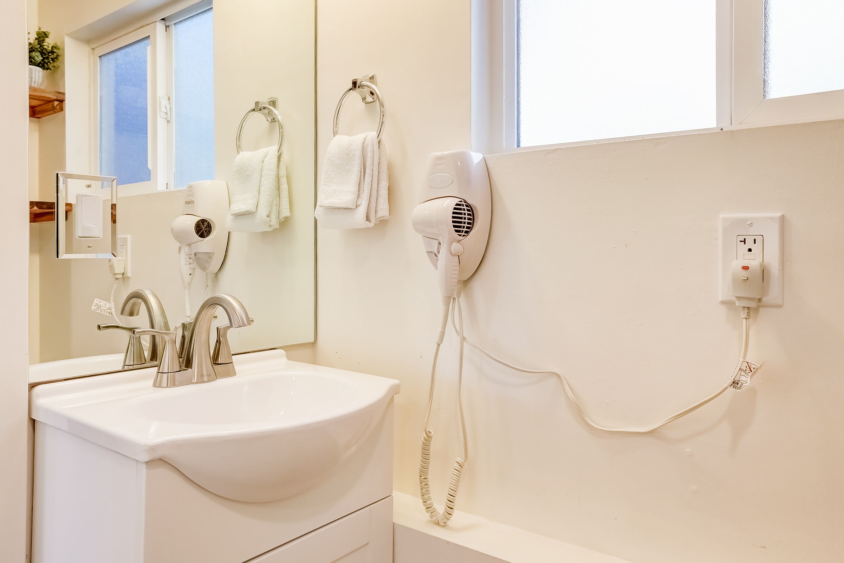 Douche, sèche-cheveux, serviettes fournies