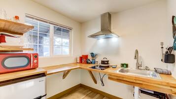 Fridge, microwave, stovetop, coffee/tea maker