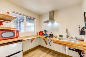 Frigorífic, microones, placa de cuina i cafetera i tetera 