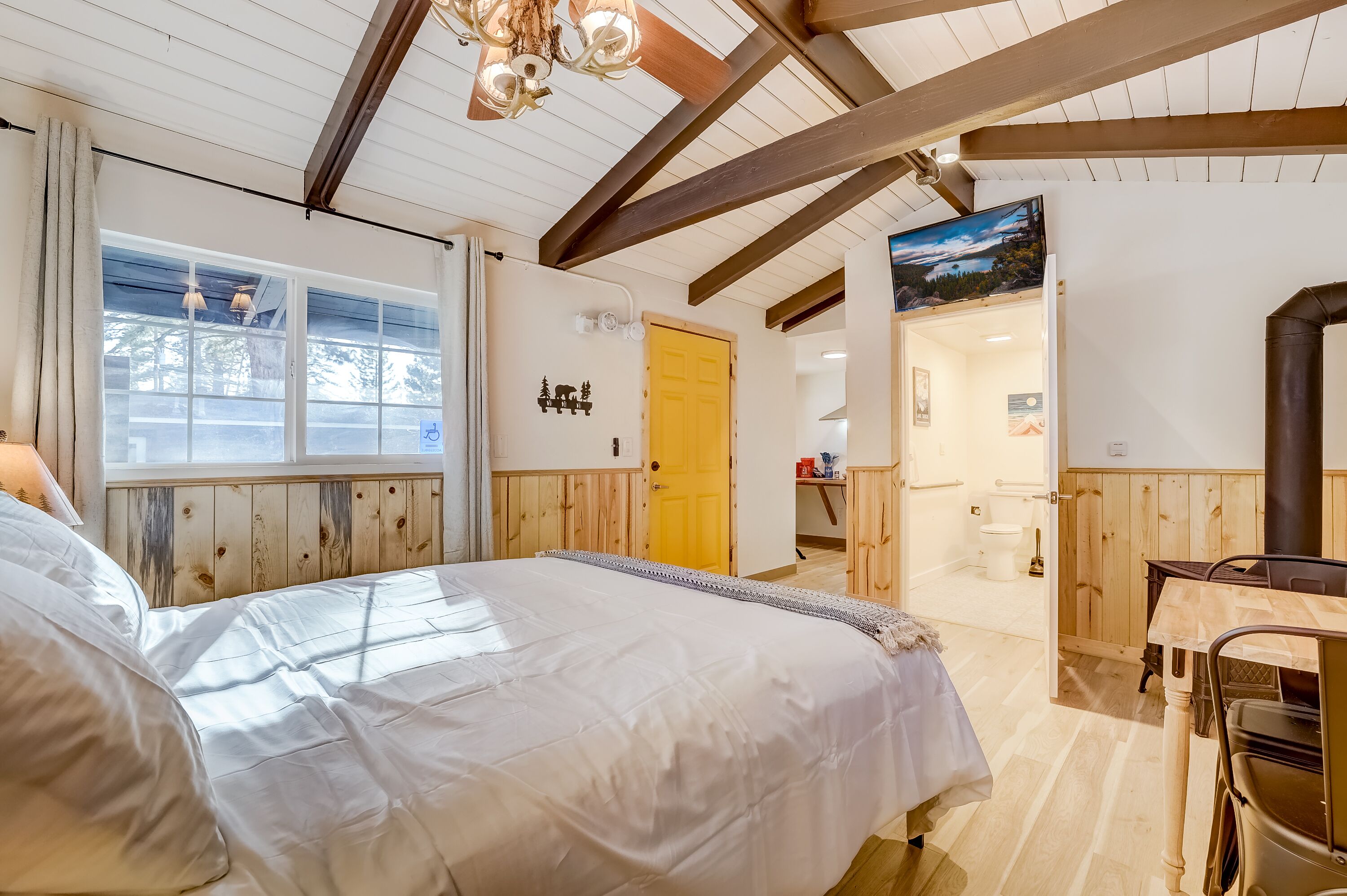 1 bedroom, desk, WiFi, bed sheets