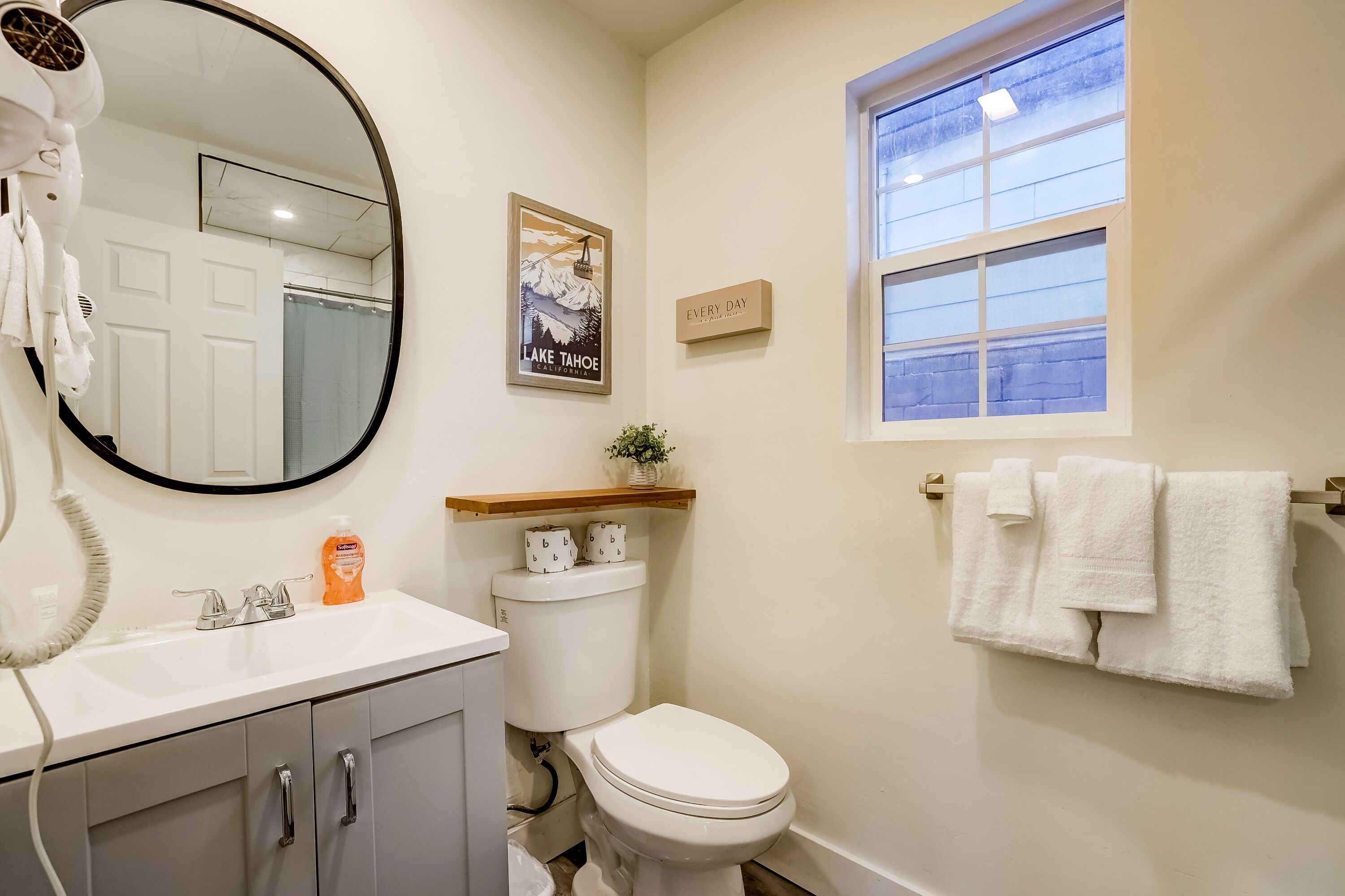 Shower, hair dryer, bidet, towels