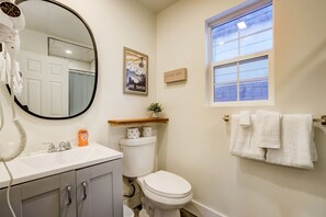 Shower, hair dryer, bidet, towels