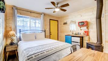 1 bedroom, desk, WiFi, bed sheets