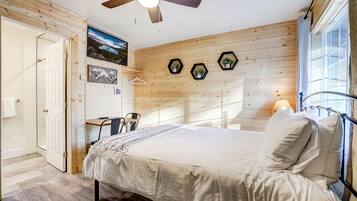 1 bedroom, desk, WiFi, bed sheets