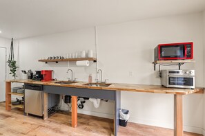 Frigorífico, microondas, placa de cocina y cafetera o tetera