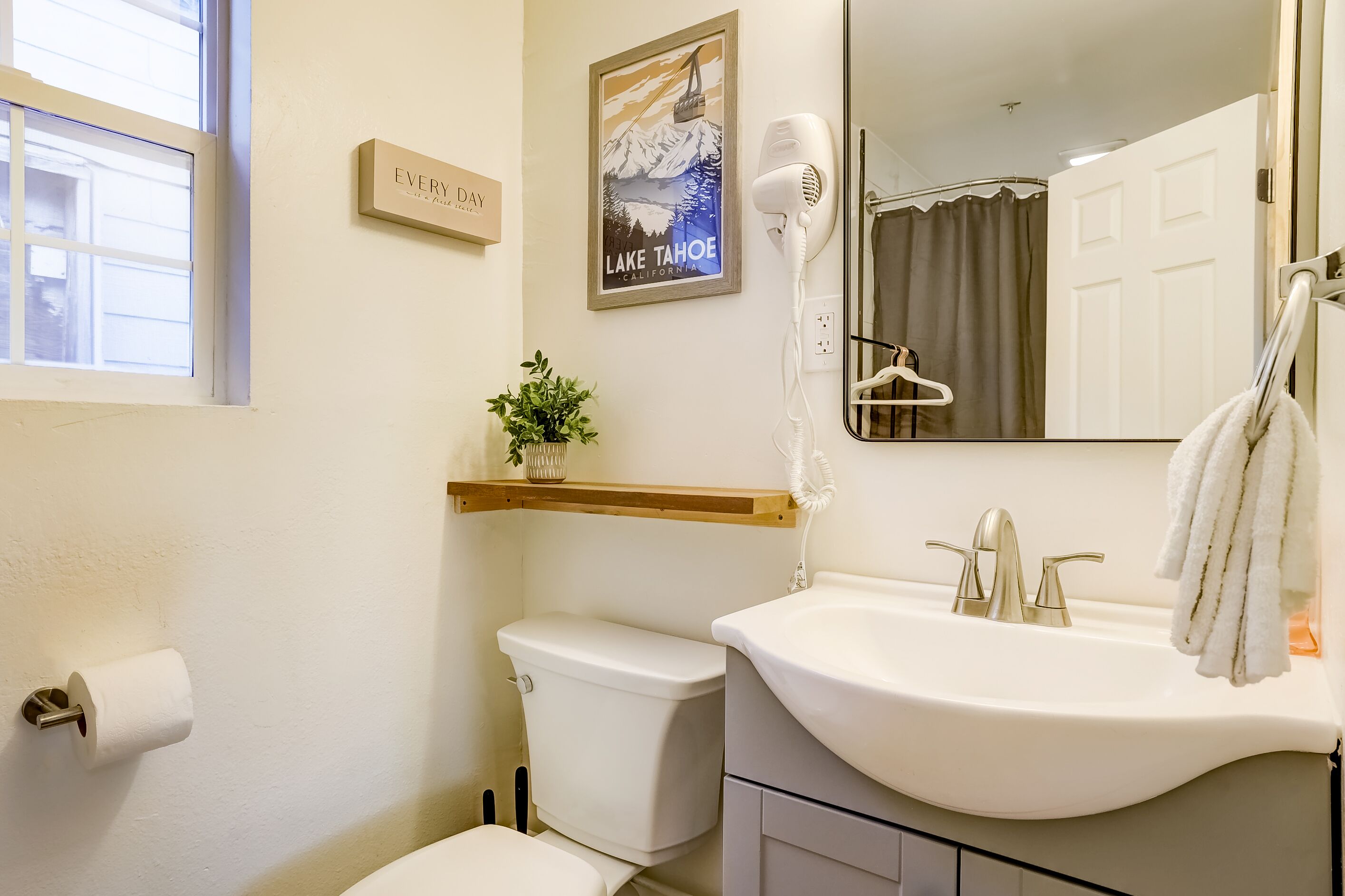 Douche, sèche-cheveux, serviettes fournies