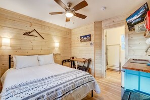 1 bedroom, desk, WiFi, bed sheets