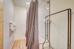 Shower, hair dryer, towels - Tahoe Mountain Inn #9 (South Lake Tahoe)