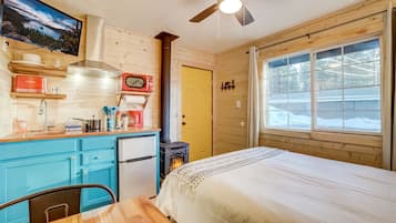 1 bedroom, desk, WiFi, bed sheets