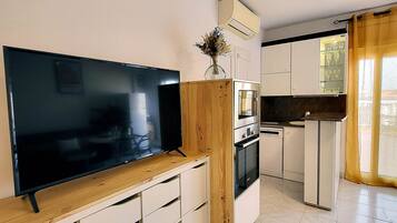 Frigorífico, microondas, horno y placa de cocina