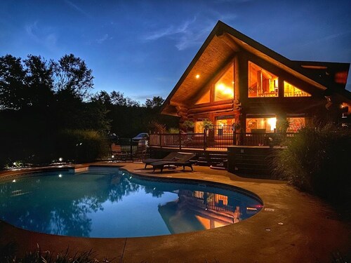 Hardwood Chalet-Pool, Hot tub, fireplace