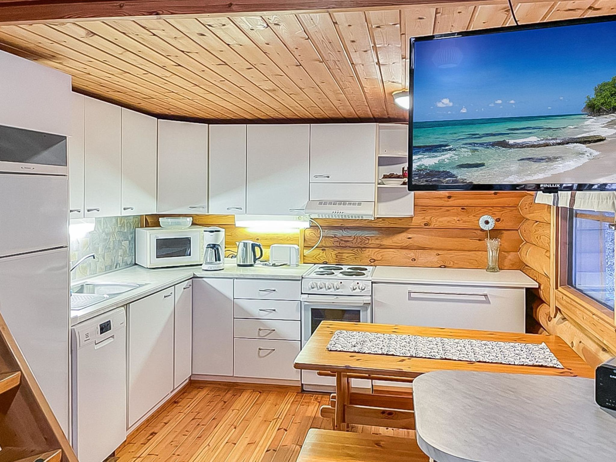 Kühlschrank, Mikrowelle, Geschirrspüler, Kochgeschirr/Geschirr/Besteck