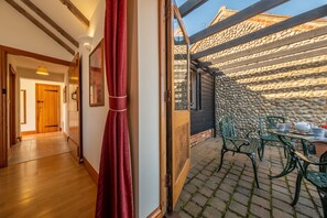 Outdoor dining - The Felmingham, Roughton, Norfolk (Roughton)