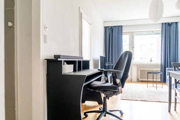 1 habitación, tabla de planchar con plancha y cuna de viaje