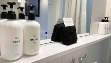 Een bad, een haardroger, handdoeken