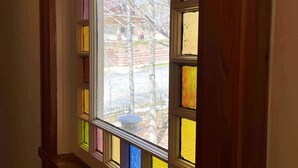 Una ventana con vidrieras de colores.