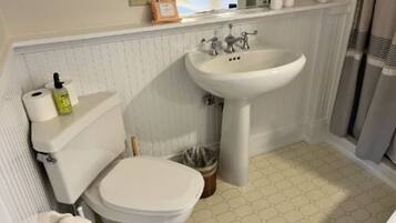 Baignoire, sĂšche-cheveux, serviettes fournies