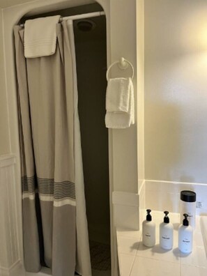 Kylpyamme, hiustenkuivaaja, pyyhkeet