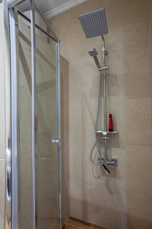 Dusche, Haartrockner, Handtücher, Toilettenpapier