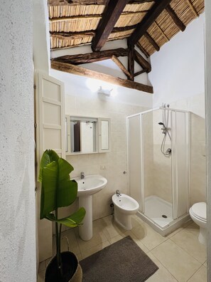 Bruser, hårtørrer, bidet, håndklæder
