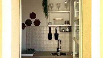 Kühlschrank, Ofen, Herdplatte, Wasserkocher mit Kaffee-/Teezubehör