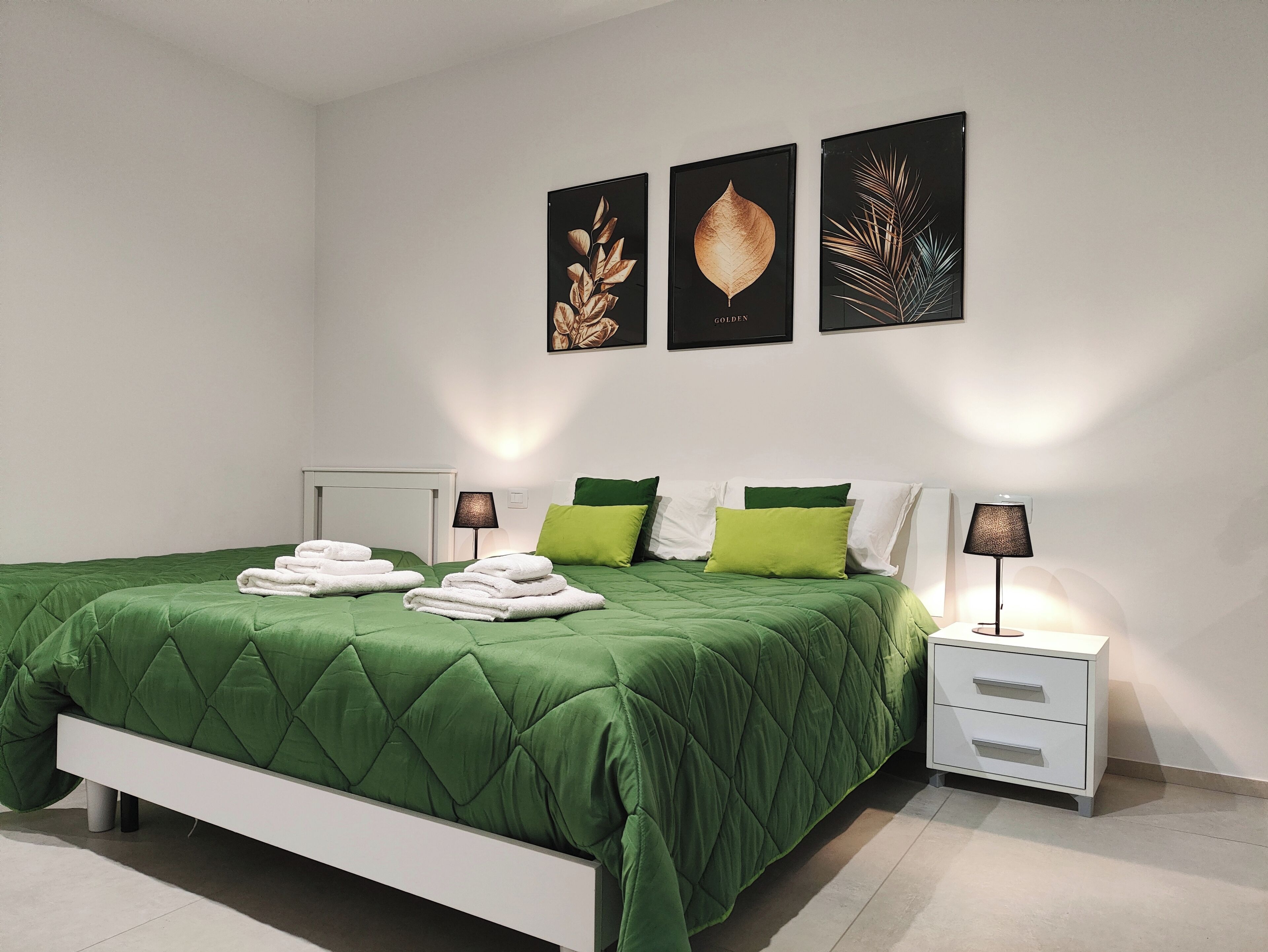 2 soverom, skrivebord, strykejern/-brett og reiseseng for barn