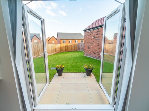 Modern 3-Bed Home with Garden & Free Parking - Pass the Keys