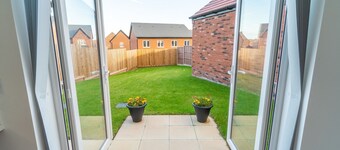 Modern 3-Bed Home with Garden & Free Parking - Pass the Keys