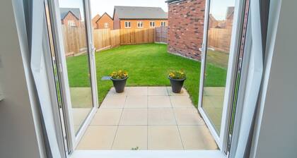 Modern 3-Bed Home with Garden & Free Parking - Pass the Keys