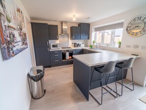 Fridge, microwave, oven, dishwasher - Modern 3-Bed Home with Garden & Free Parking - Pass the Keys (Nottingham)