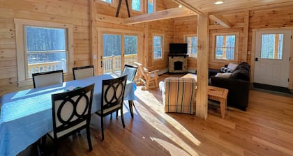 18HA Log home close to Franconia Notch; privacy, fire pit, wifi, pool/gym passes, dog friendly!