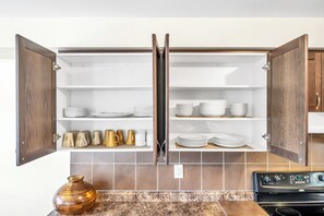 Een koelkast, een microgolfoven, een oven, een kookplaat