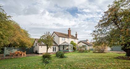 Cowpasture Cottage - Three Bedroom House, Sleeps 6