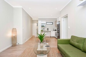 TV, offices - Grand | Brand New | 2 Bed | Rosebank (Johannesburg)