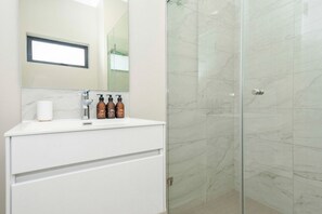 Dusche, Haartrockner, Handtücher, Shampoo