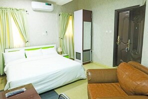 Executive Room | Premium bedding, individually decorated, individually furnished, desk