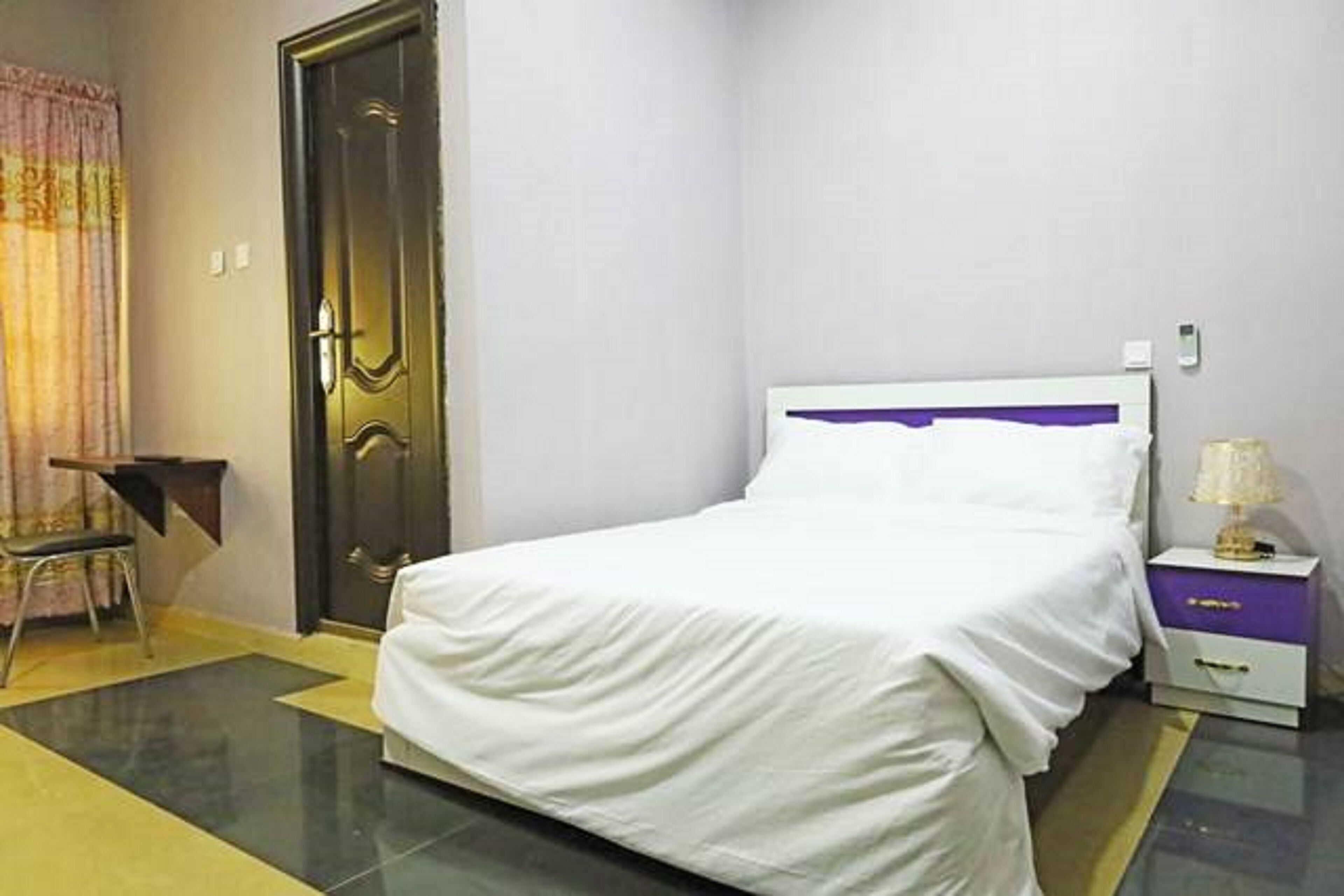Peralatan tempat tidur premium, dihias secara berasingan 