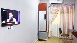 أغطية فراش متميزة ومكتب ومساحة عمل للكمبيوتر المحمول وواي فاي مجانًا