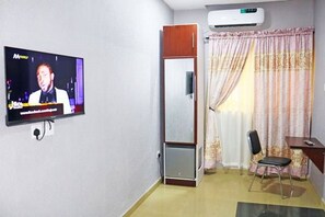 Executive Room | Premium bedding, individually decorated, individually furnished, desk - Pearls Shortlet (Abuja)