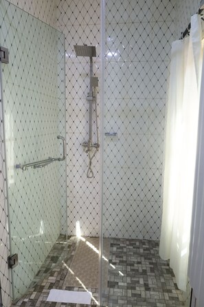 Standard Room | Bathroom | Shower, rainfall showerhead, towels