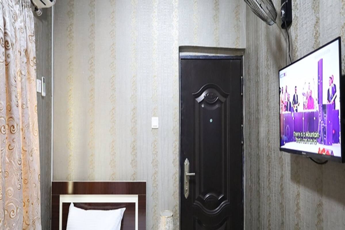 أغطية فراش متميزة ومكتب ومساحة عمل للكمبيوتر المحمول وواي فاي مجانًا