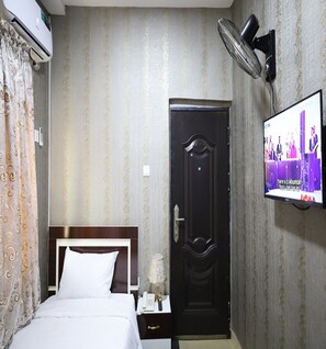 Junior Studio | Premium bedding, individually decorated, individually furnished, desk - Pearls Shortlet (Abuja)