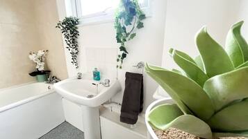 Combined shower/tub, towels, toilet paper